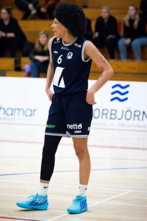 Daniela Wallen basket player
