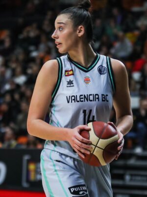 Raquel Carrera hot basket player